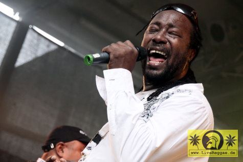 Flourgon (Jam) with House Of Riddim and Red Dragon 16. Reggae Jam Festival - Bersenbrueck 01. August 2010 (11).JPG